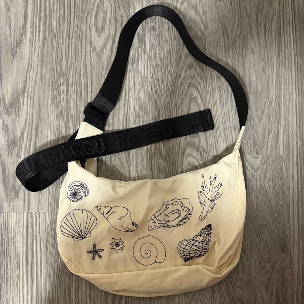 Baggu Cream Crossbody Bag with Black Strap